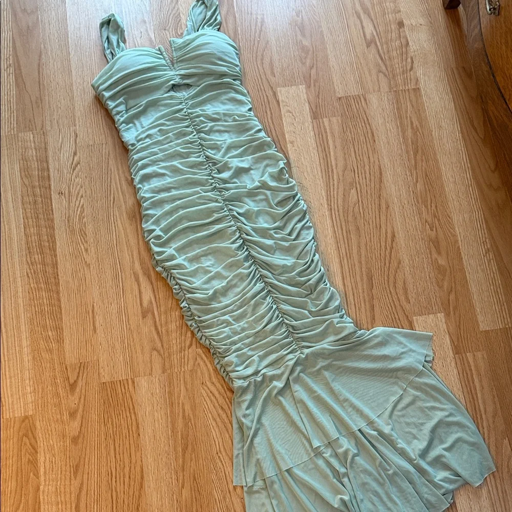 Dress in Light Green Mermaid style - Picture 1 of 4